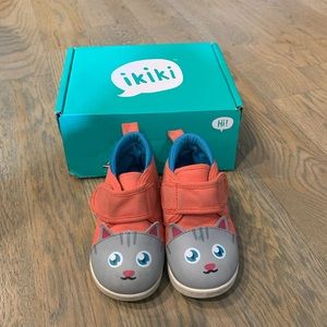 Ikiki cat meow squeaky sneaker